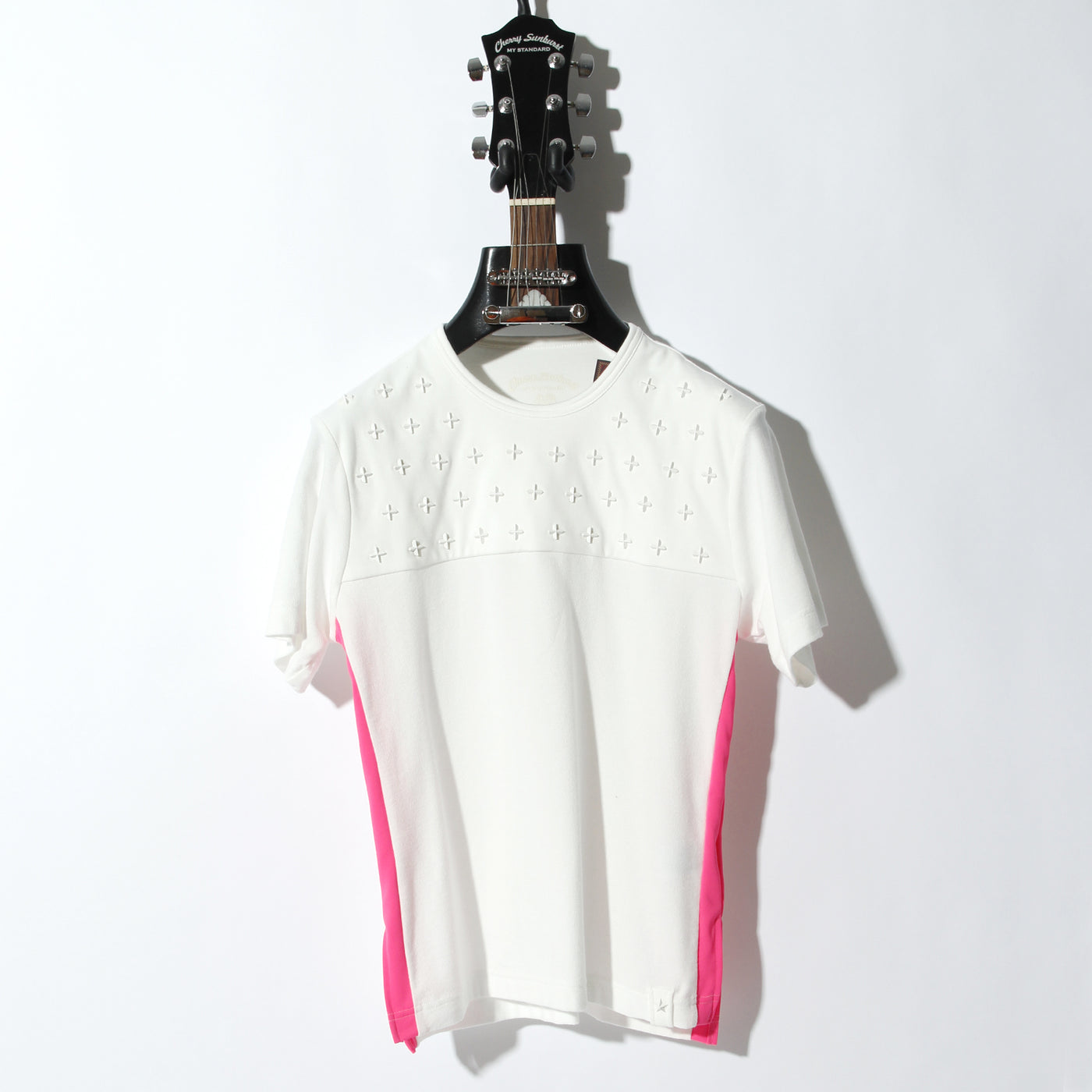 COMPACT PILE SIDE LINE CROSS STUDDED SHORT SLEEVE / B:OFF WHITE×NEON PINK