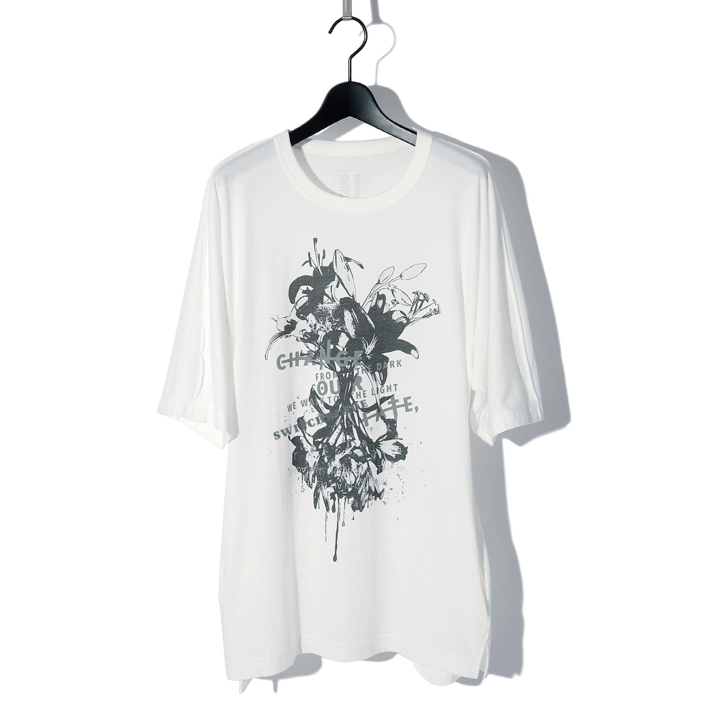 DARK LILIES GRAPHIC TEE w/POCKETS / WHITE