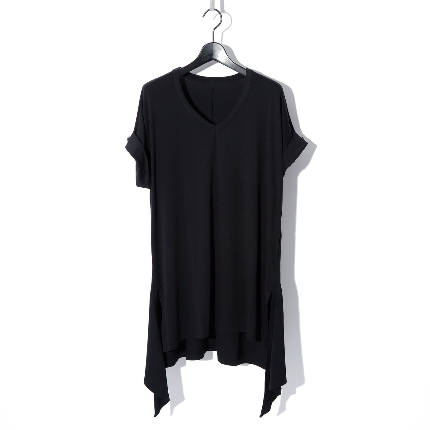 BEATENNJIKU Flare V-Neck T-Shirt / Black