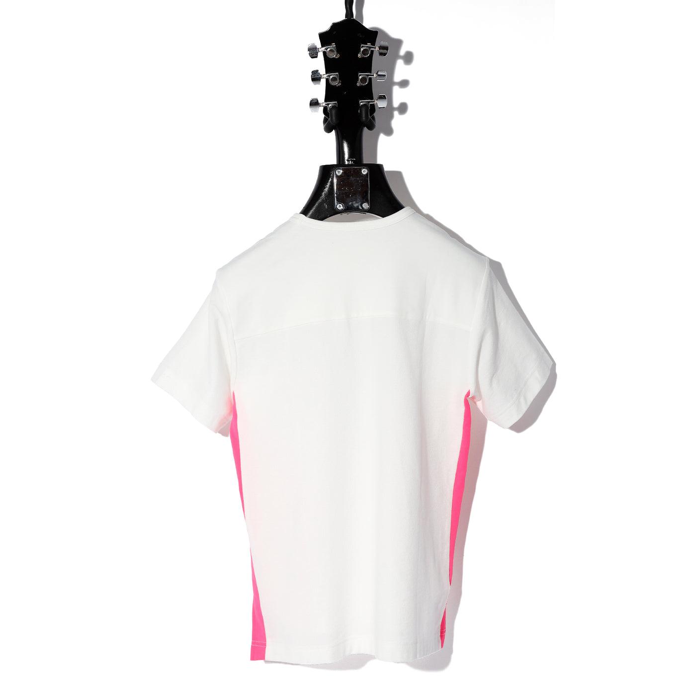 COMPACT PILE SIDE LINE CROSS STUDDED SHORT SLEEVE / B:WHITE x NEON PINK