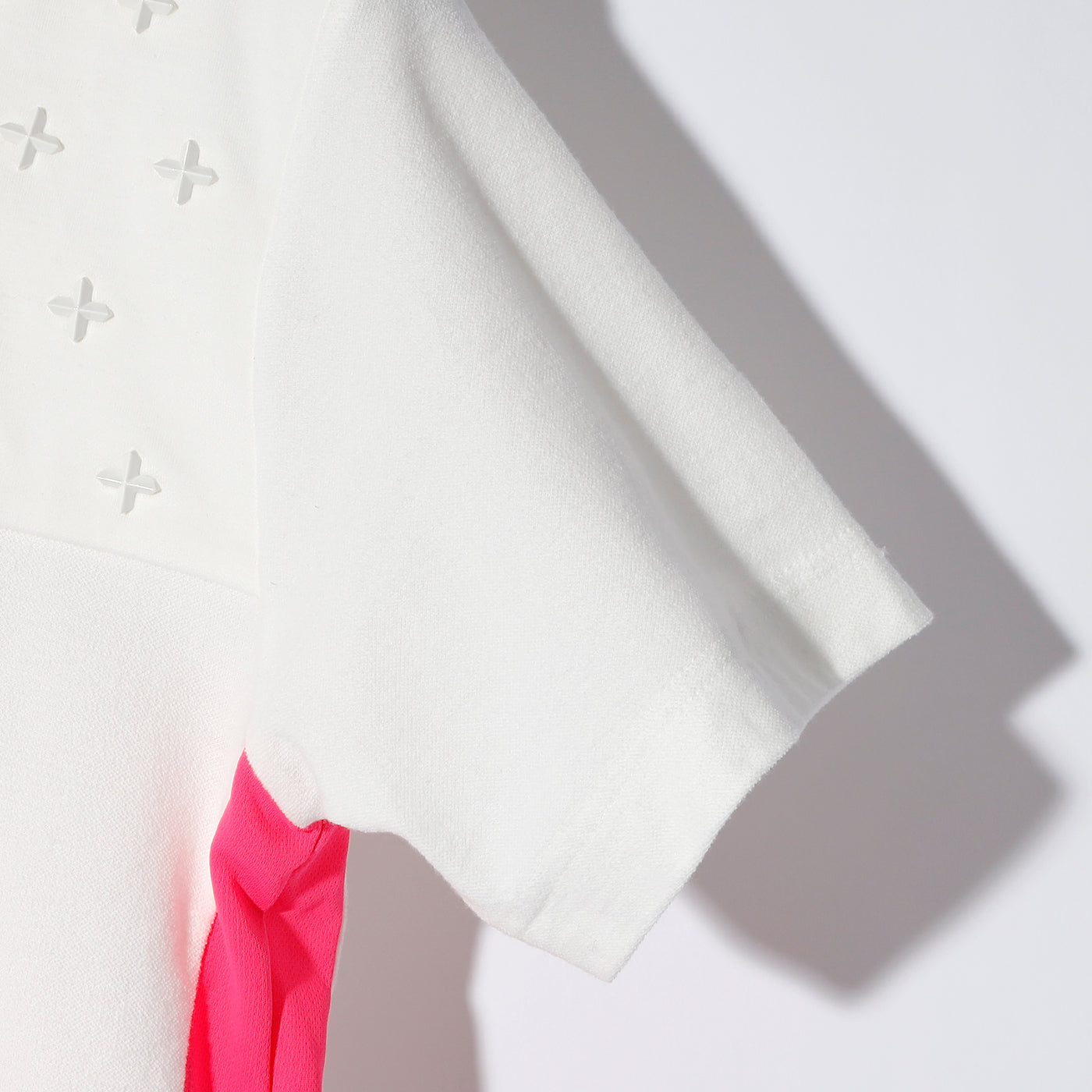 COMPACT PILE SIDE LINE CROSS STUDDED SHORT SLEEVE / B:WHITE x NEON PINK