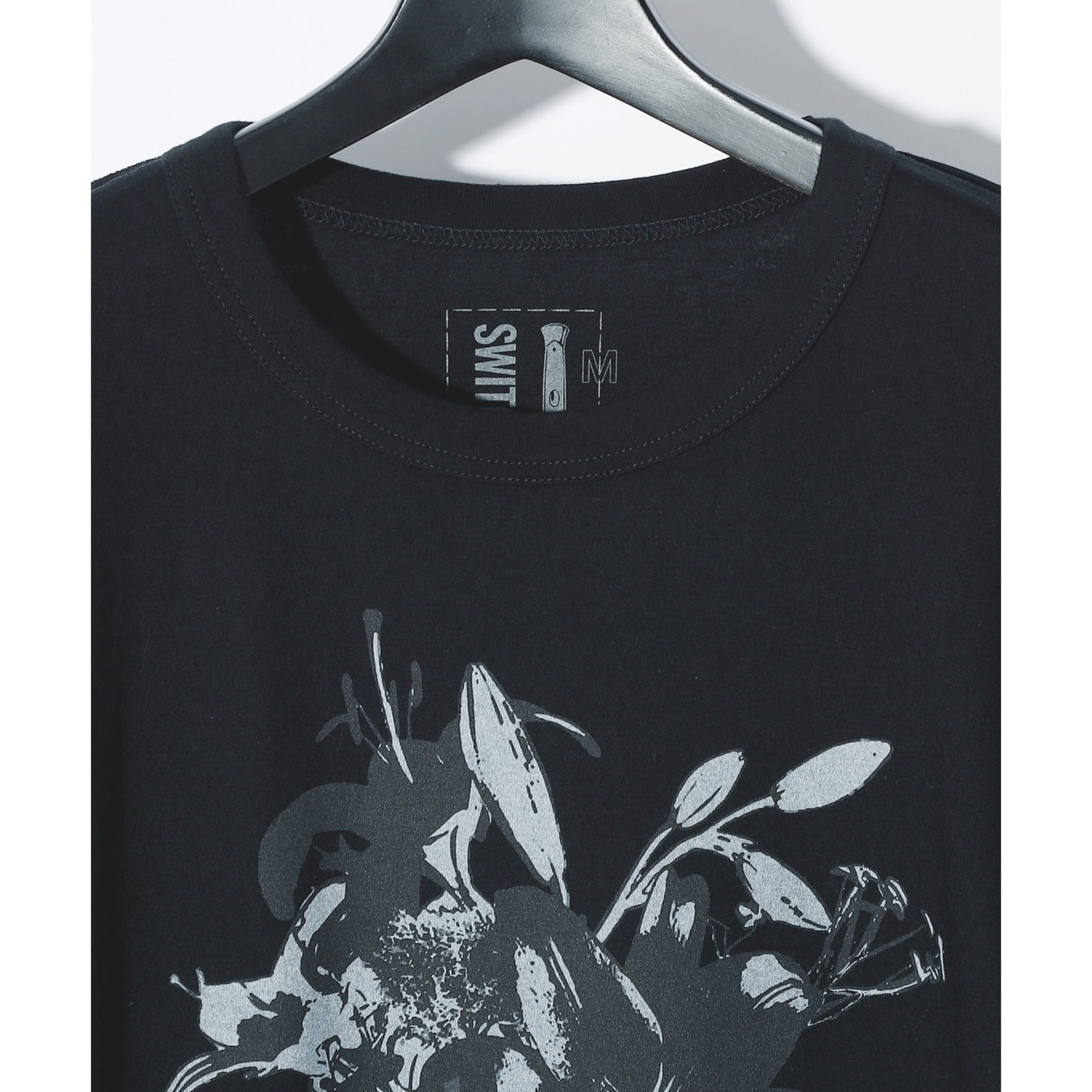 DARK LILIES GRAPHIC TEE w/POCKETS / BLACK