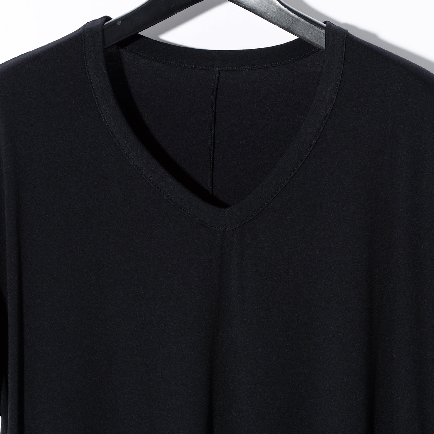 BEATENNJIKU Flare V-Neck T-Shirt / Black