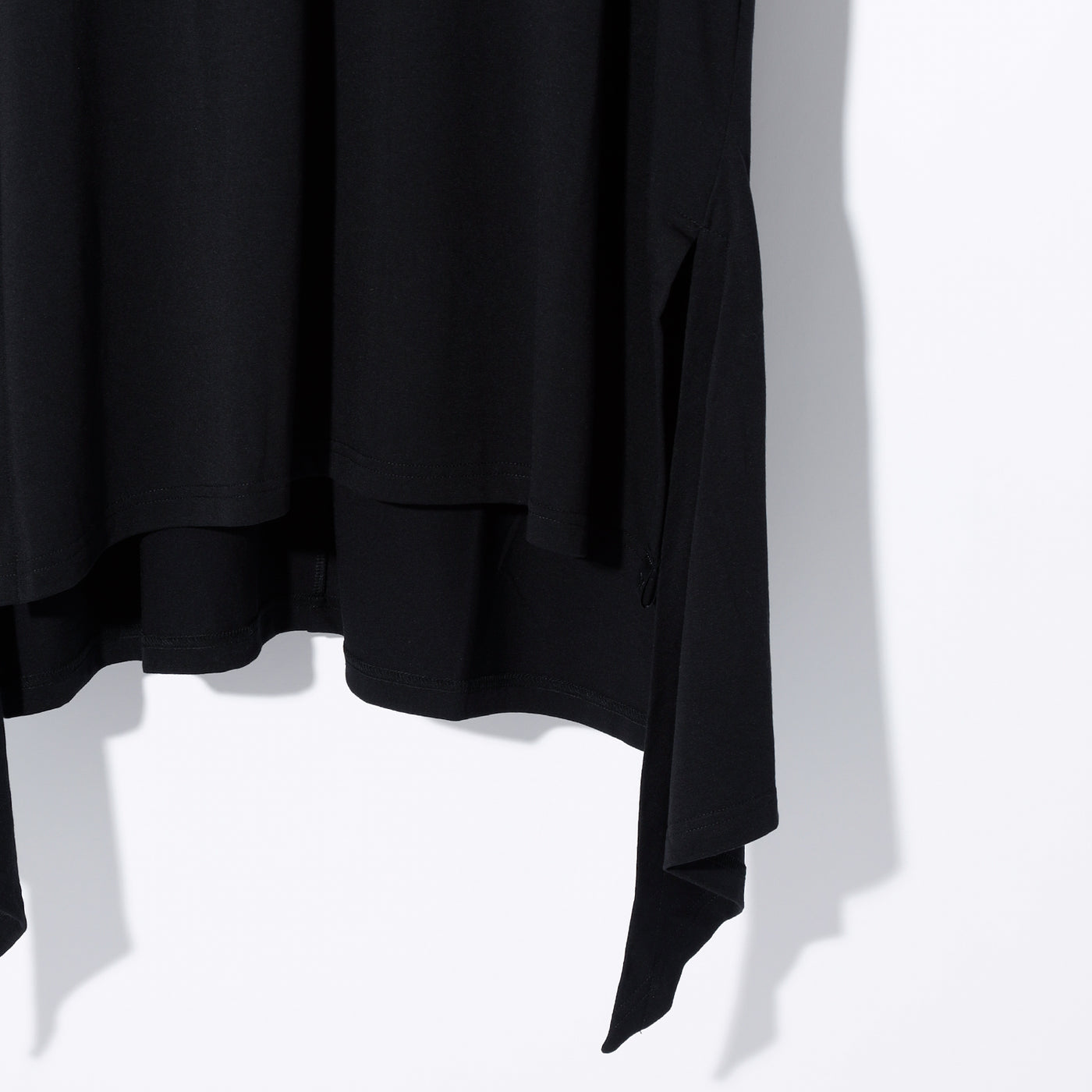 BEATENNJIKU Flare V-Neck T-Shirt / Black