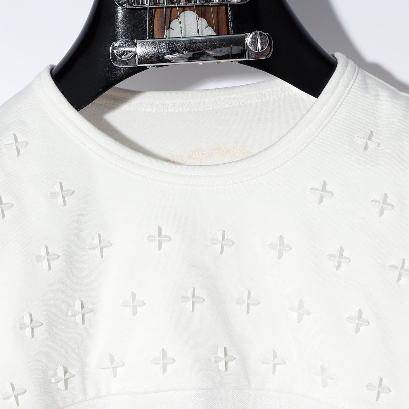 COMPACT PILE SIDE LINE CROSS STUDDED SHORT SLEEVE / B:WHITE x NEON PINK