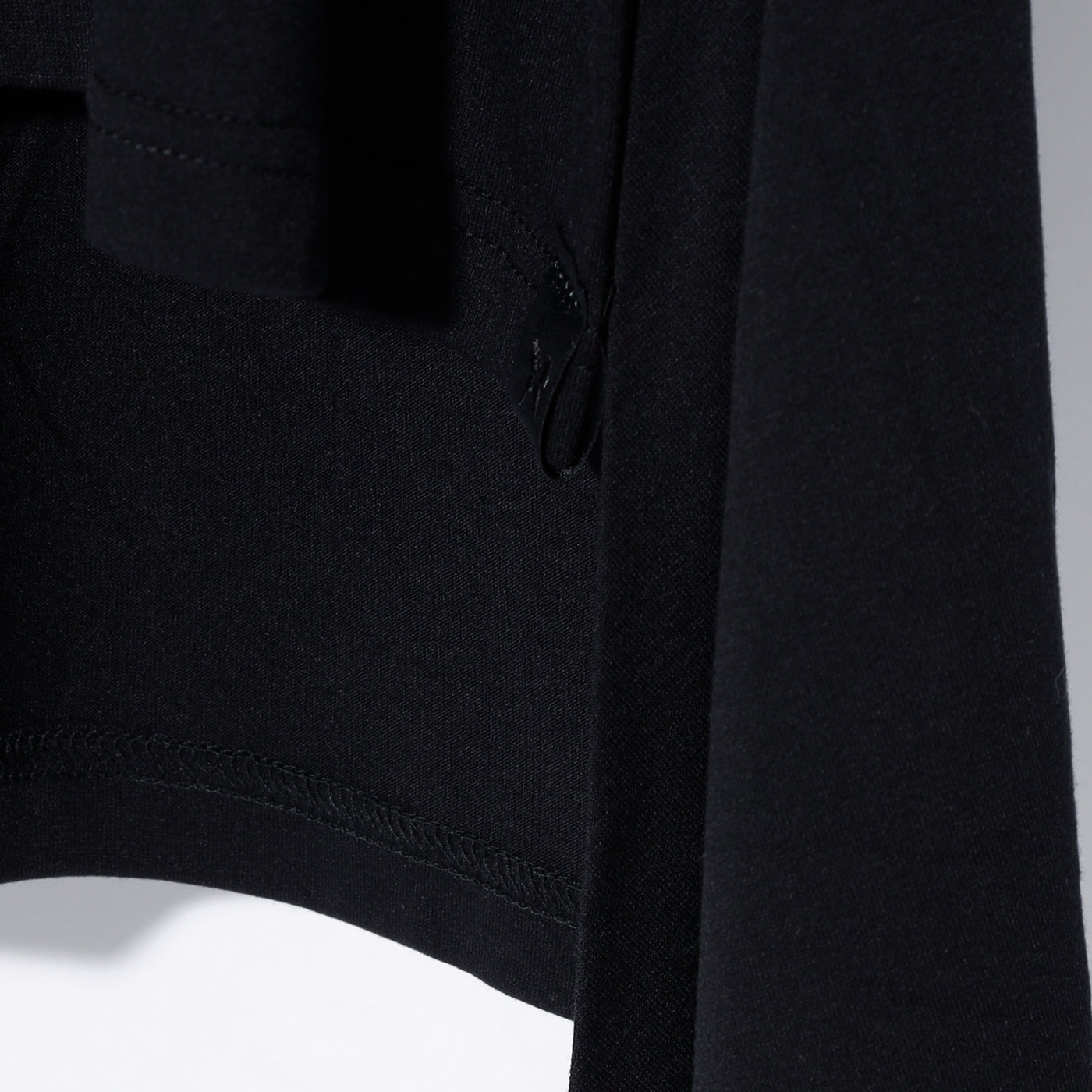 BEATENNJIKU Flare V-Neck T-Shirt / Black