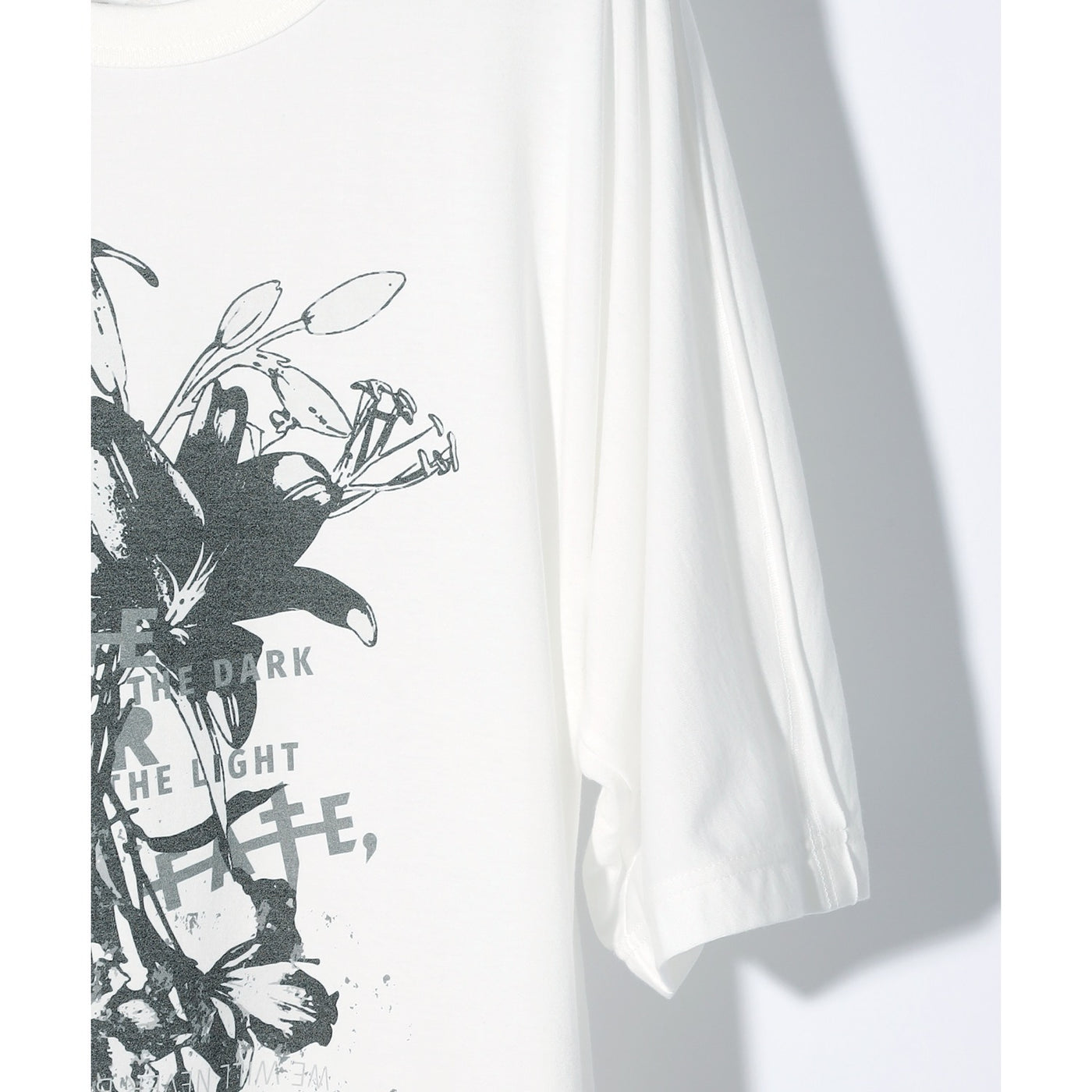 DARK LILIES GRAPHIC TEE w/POCKETS / WHITE