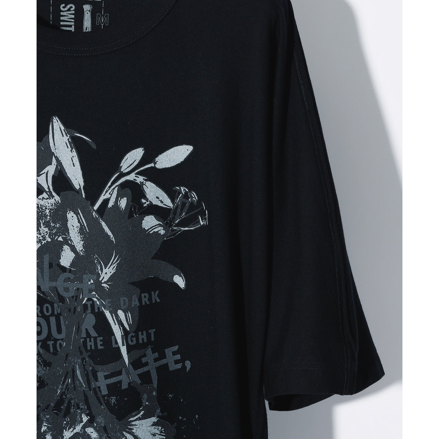 DARK LILIES GRAPHIC TEE w/POCKETS / BLACK