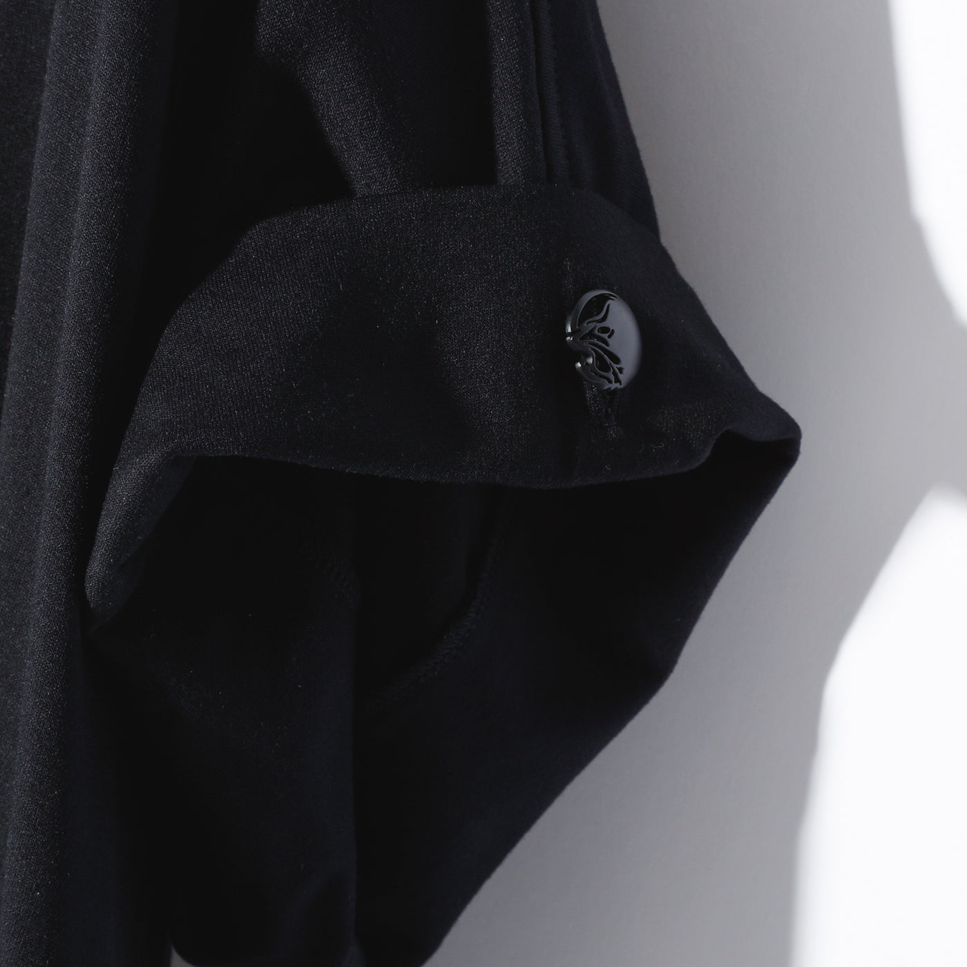 BEATENNJIKU Flare V-Neck T-Shirt / Black