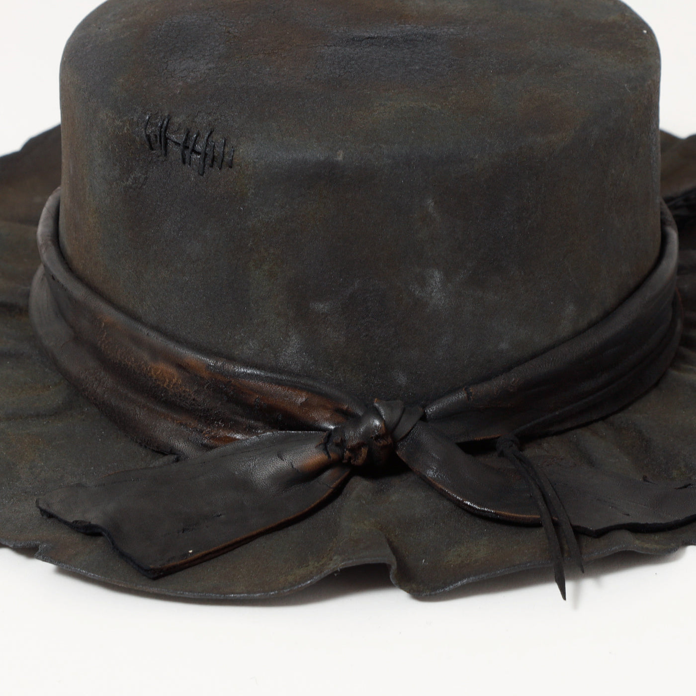 Charcoal Leather Flat Hat / BLACK