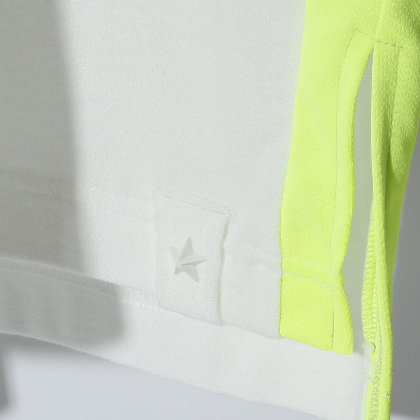 COMPACT PILE SIDE LINE CROSS STUDDED SHORT SLEEVE / C:OFF WHITE×NEON YELLOW