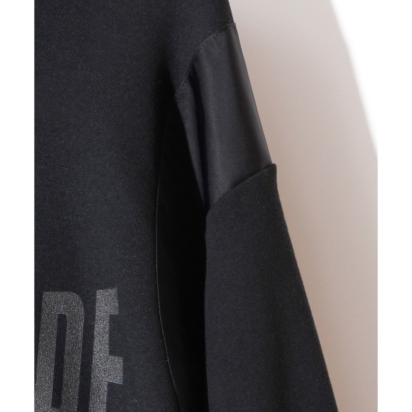 SNAKES AND CURVED LETTERS PARKA / BLACK